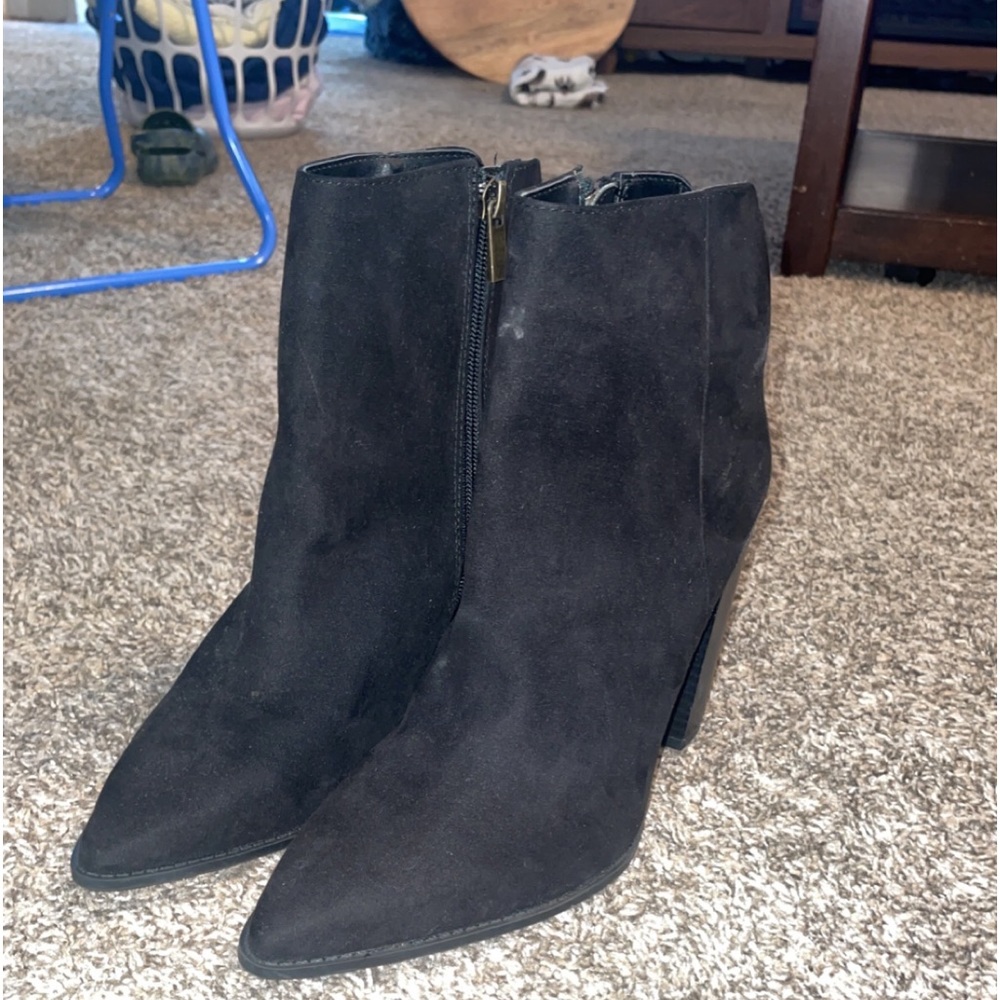 Women’s size 8 Black boots QUPID